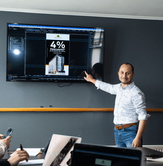 Gerente de InMore Creative trabajando.